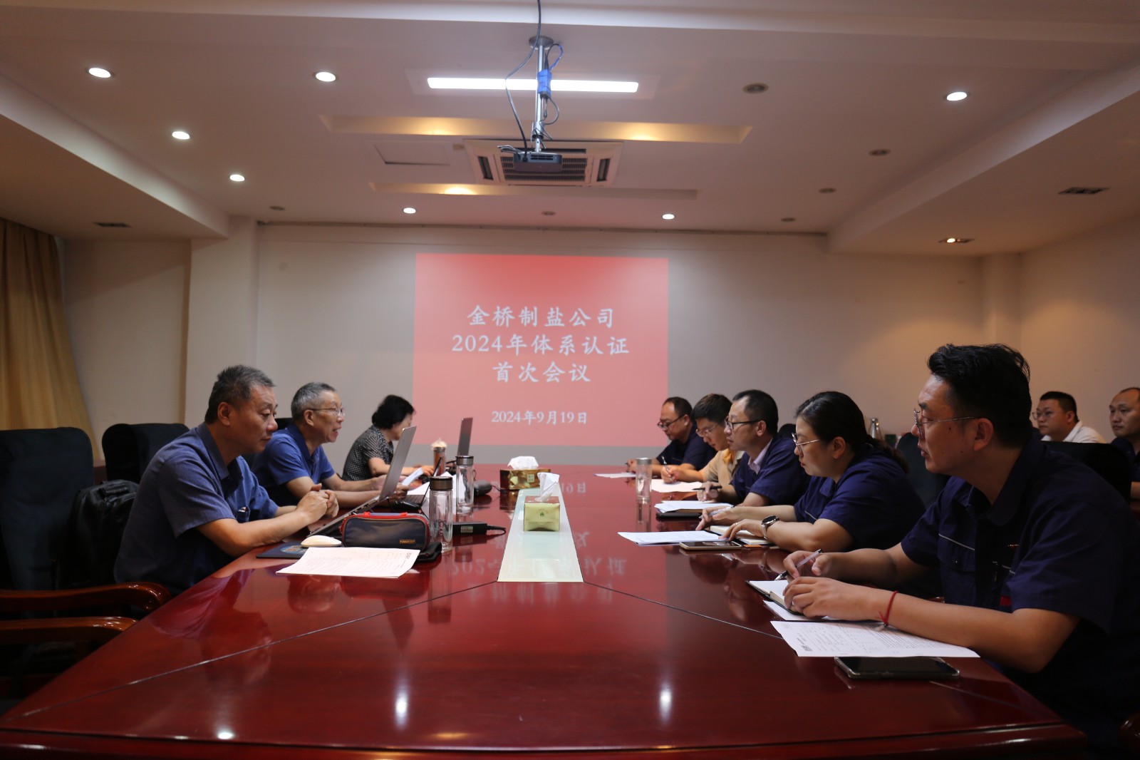 近日，金橋制鹽公司通過北京世標認證中心審核，給予食品安全管理體系、環(huán)境管理體系和職業(yè)健康安全管理體系認證“保持認證資格”的監(jiān)督審核結論，給予質量管理體系認證“再次注冊”的再認證審核結論。通過審核，是對公司精細化管理成果的檢驗，促進公司內(nèi)控管理水平持續(xù)提升。（李曉月）
