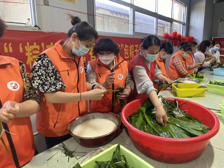 青口供電所黨支部聯(lián)合生產(chǎn)生活服務(wù)中心分會、黃沙坨社區(qū)，共同舉辦“悠悠艾草香 濃濃端午情”系列活動。.png